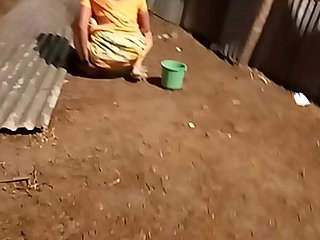 Дези индийский женщины писает на улице в открытом вуайерист