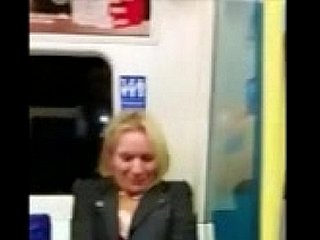 Женщина получает Uncommon то время как на местном метро!