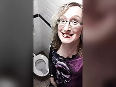 Sarışın Assignation Op Tgirl Lisa Lounge Tuvaletlerinde Kırmızı Deri Pantolon Giyen İş Tuvaletinde Oynar