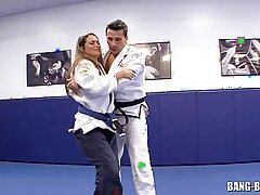 Karate -trainer neukt zijn pupil publicly na grondgevecht