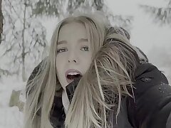 El adolescente de 18 años es follado en el bosque en coldness nieve