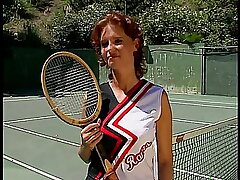 Despondent slet op een tennisbaan houdt ervan om haar klootzak te laten vullen met grote lul