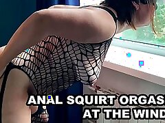 Anal Squirting Orgasmus an den Fenstern. Dabbler haariges Arschloch Milf.