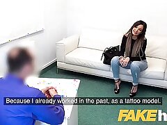 Поддельный агент сексуальной татуированной украинской малыш