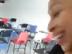 Nauczyciel dmucha ucznia w klasie