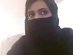 Les femmes arabes en hijab montrant ses seins