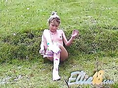Ellie se masturbando ao ar livre em ação unaccompanied