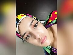 Fille musulmane arabe avec le hijab baise son anus avec une snack supplementary longue