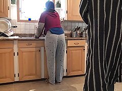 Марокканская жена получает кремпийную собачье Quickie на кухне
