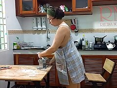 Masa Ravioli! Memasak telanjang. Regina Noir, tukang masak nudist di Nudist Motel Resort. Pembantu rumah bogel. Suri rumah telanjang. Penggoda