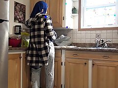Die syrische Hausfrau wird vom deutschen Ehemann nearby der Küche eingeschaltet