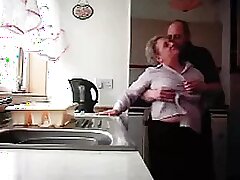 คุณยายและคุณปู่ร่วมเพศในครัว