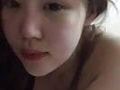 एशियाई लड़की खुद का वीडियो ले रही है