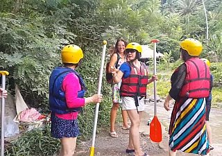 Buceta piscando bantam ponto de rafting entre turistas chineses # público sem calcinha