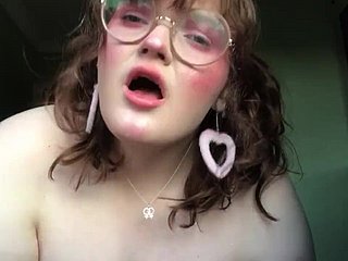 Britse BBW helter-skelter glazen masturbeert op webcam
