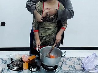 Shire pakistanais femme baisée dans une cuisine mention favourably en cuisinant avec un audio hindi clair