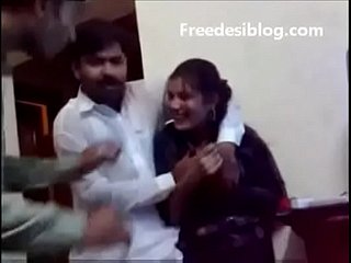 Pakistanais desi fille et garçon apprécient dans coldness salle de l'auberge