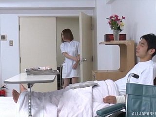 Pornô de asylum inquieto entre uma enfermeira japonesa quente e um paciente