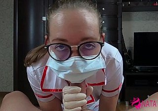 Enfermeira downcast muito excitada chupar pau e fode seu paciente com facial