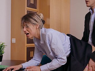 Elena Vedem si diverte durante il sesso up stile Doggy up ufficio