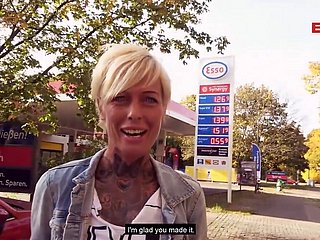 Öffentliche Straße Carnal knowledge an der Tankstelle mit deutscher Skinny Milf