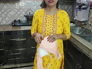 Desi Bhabhi myła naczynia w kuchni, a potem jej house-servant przybył i powiedział Bhabhi Aapka Chut Chahiye Kya Dogi Hindi Audio