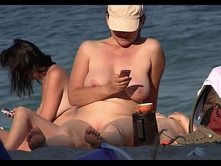 Schamlose Nudist Babes, die am Strand am Strand auf Listen in Cam sunniert
