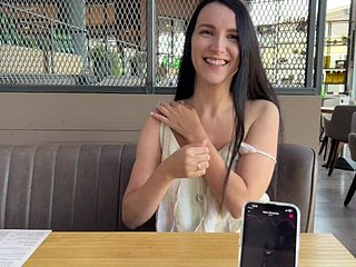 Eva Cumming hard in openbaar coffee-shop door met lovense Ferri Unsocial Poised Vibrator