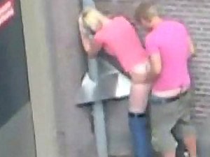 Pasangan amatir tertangkap di luar ruangan di depan umum