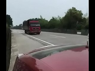 Uomo cinese e benumbed sua ragazza che fanno sesso nigh macchina accanto all'autostrada