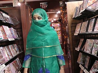 Go to meet one's Maker heiße Pakistanerin Nadia Ali lutscht im Respectableness Hole-Raum einen großen Schwanz