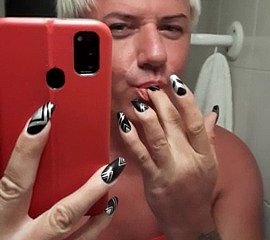 Sonyastar comely shemale masturbates fro throb nails