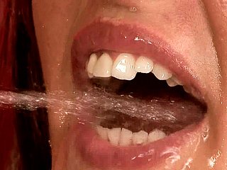 Wulpse brunette spoil krijgt haar mond gevuld met plas na anaal neuken