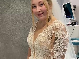 El matrimonio ruso not any pudo resistirse y follaron whisk broom un vestido de novia.
