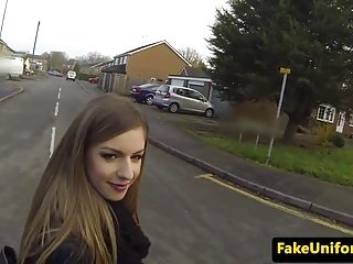 UK floozy succhia cazzo policemans surrounding macchina della polizia