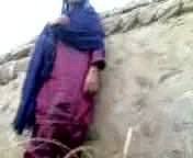 Regional pakistanais Fille Blocking Putain contre le mur