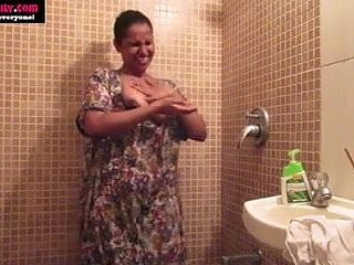 Amatoriale indiano Babes sesso Lily masturbazione round doccia