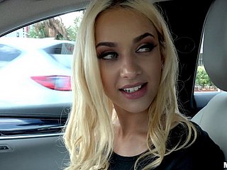 Scantily clad blonde stunner sucks a blarney about the motor vehicle