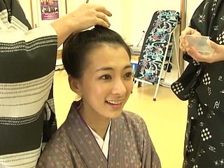 Asian Cutie Masako Umemiya zostanie przygotowany do stać gejsza