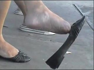 Publicly Aziatische swaying schoenen bij bushalte